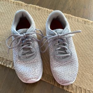 Ladies Nike tennis shoes